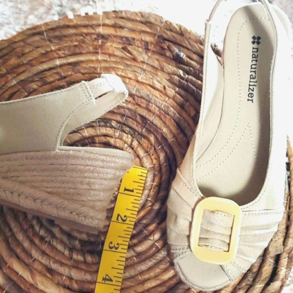 Naturalizer Sandals size 6M Excellent condition beautiful Khaki color fabric
